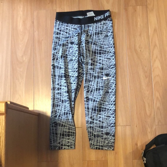Nike Pro Capri length leggings - Picture 2 of 4
